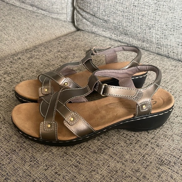 Clarks Collection Hayla Flute Gold Leather Sandal Wedge Size US 11 - Picture 3 of 13